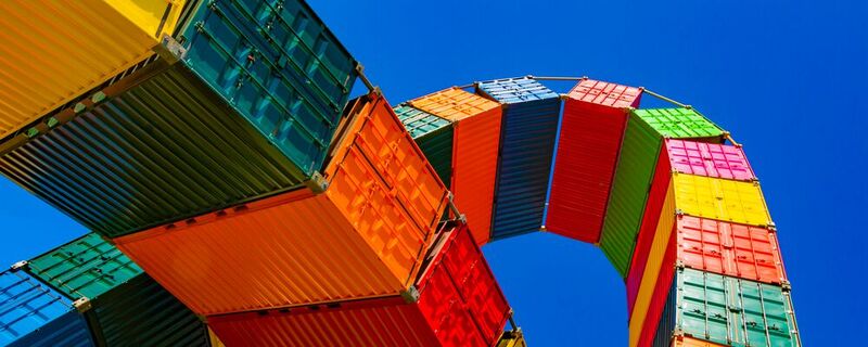 Abgeknickt: Massive Lockdowns, unter anderem im weltweit größten Container-Hafen Shanghai, haben den weltweiten Handel einbrechen lassen. Derzeit stauen sich hier rund ein Drittel aller weltweit eingesetzten Containerschiffe. Das Abarbeiten dieses Rückstaus wird Monate dauern – unter normalen Umständen. 