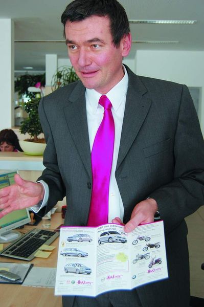 Martin Huber, Geschäftsführer des Wasserburger  Nissan-Betriebs, ist von der Software begeistert. (Archiv: Vogel Business Media)