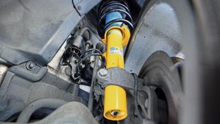 Ein Stoßdämpfer mit im Vergleich zur Serie deutlich höherer Dämpfkraft macht das Fahren beispielsweise mit einem recht schweren Caravan spürbar sicherer. (BILSTEIN)