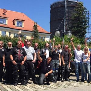 Ready for lift-off: Die Gruppe der Bitrider-Tour traf sich am Freitag in Augsburg im Hof von Vogel IT-Medien.