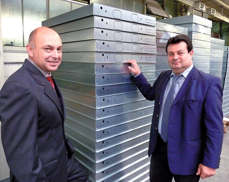 Michael Erbar (l.), Geschäftsführer der Stöhr GmbH Metalltechnologie, und Hans Schmid, Geschäftsführer der Schmid Umformtechnik und Salvagnini-Berater in Baden-Württemberg, haben gemeinsam die richtige Entscheidung für ein Salvagnini-Biegezentrum P4Xe getroffen. (Bild: Kuhn)