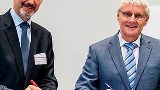 Dr. Steffen Kammradt, Geschäftsführer bei WFBB (l.), und Dr. Werner Daum, Vizepräsident des BAM, bei der Unterzeichnung des Memorandums. (WFBB)