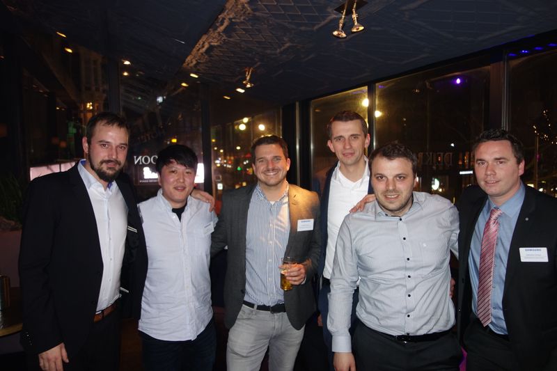 (v. l.)Marcel Hopperdietzel, Medientechnik Keuk, Soung Oh, Samsung, Hendrik Nietsch, Rene Keuk, Faton Gashi und Sebastian Knieps, Medientechnik Keuk. (Bild: IT-BUSINESS)