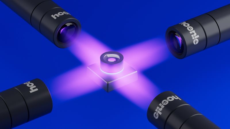 Die kompakten LED-UV-Köpfe der Bluepoint LED Eco eignen sich besonders für das Aushärten von Klebstoffen im Active Alignment.(Bild:  Hoenle)