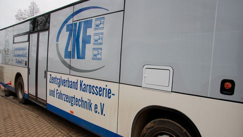 Der Bus für die mobile Seelsorge ist ZKF-gebrandet. (Bild: Wenz | F+K)