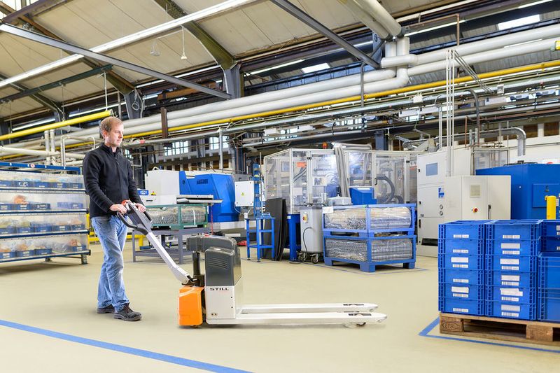 Der ECU 15 C erweist sich als effektiver Lagerhelfer bei Anwendungen in der Industrie, im Handel und in der Logistik. (Still)