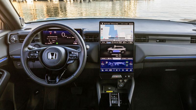 Im Cockpit des neuen Honda dominiert der 15,1 Zoll große und senkrecht angeordnete Touchscreen im Tesla-Stil. (Bild: Honda)