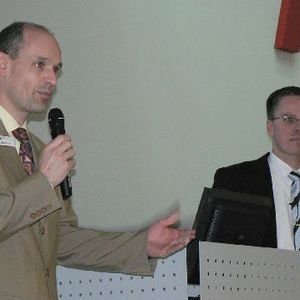 Richard Jordan (li.) und Dr. Bernd Kuhlenkötter begrüßen die Teilnehmer bei ABB Robotics in Friedberg (Archiv: Vogel Business Media)