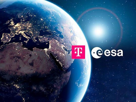 Naturkatastrophen können bodengebundene Kommunikationsnetzwerke zerstören. Hybride Netzwerke, die Erde, Himmel und Weltraum nutzten, hielten die Kommunikation aber aufrecht. Deshalb kooperiert die Deutsche Telekom jetzt mit der ESA und anderen Partnern. Naturkatastrophen können bodengebundene Kommunikationsnetzwerke zerstören. Hybride Netzwerke, die Erde, Himmel und Weltraum nutzten, hielten die Kommunikation aber aufrecht. Deshalb kooperiert die Deutsche Telekom jetzt mit der ESA und anderen Partnern.