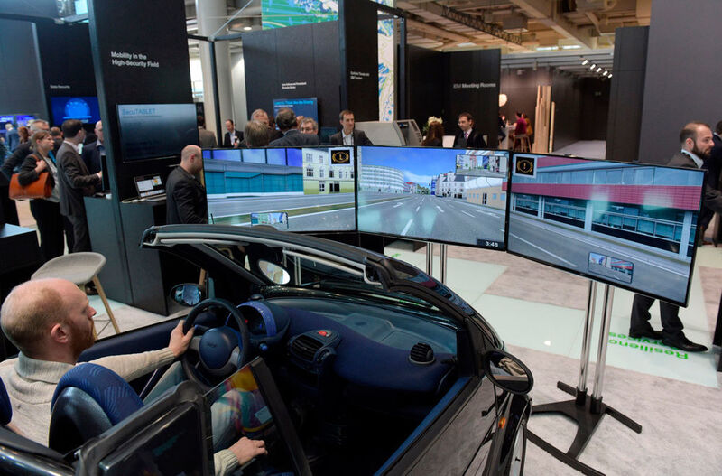 Am Stand von IBM in Halle 2 konnten Autofahrer schon einmal etwas in die Zukunft blicken und Fahrsimulationen live erleben. (Deutsche Messe)
