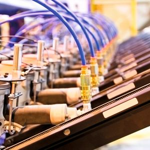 Beispiele sind das Ansteuern von Motoren, Magnetventilen oder Bremsen.