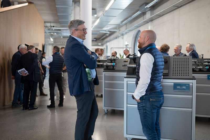 Die Eröffnung des Urma Experience Centers stiess auf grosses Interesse – über 400 Gäste feierten gemeinsam mit der Urma AG die Einweihung des neuen Standorts. (Bild: Urma AG)