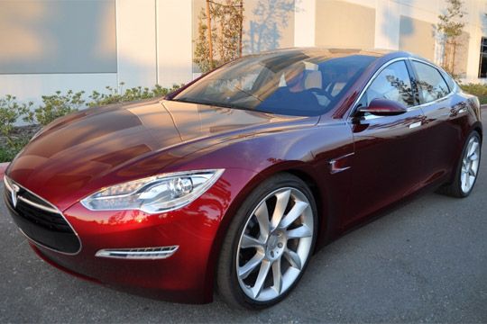 Im Tesla S ist Platz für fünf Erwachsene und zwei Kinder.  (Archiv: Vogel Business Media)