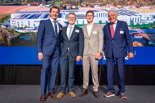 Bei der Einweihung vor Ort waren drei Generationen vertreten. Von links: Michael Craiss, Moritz Craiss, Felix Craiss und Albert Craiss.(Bild:  Craiss/ Alexandra Luttenberge)