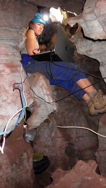 Die Ausgräberinnen K. Lindsay Hunter überwacht am Monitor einen 3D-Scan, den ihre Kollegin erstellt. (Bild: Elen Feuerriegel)