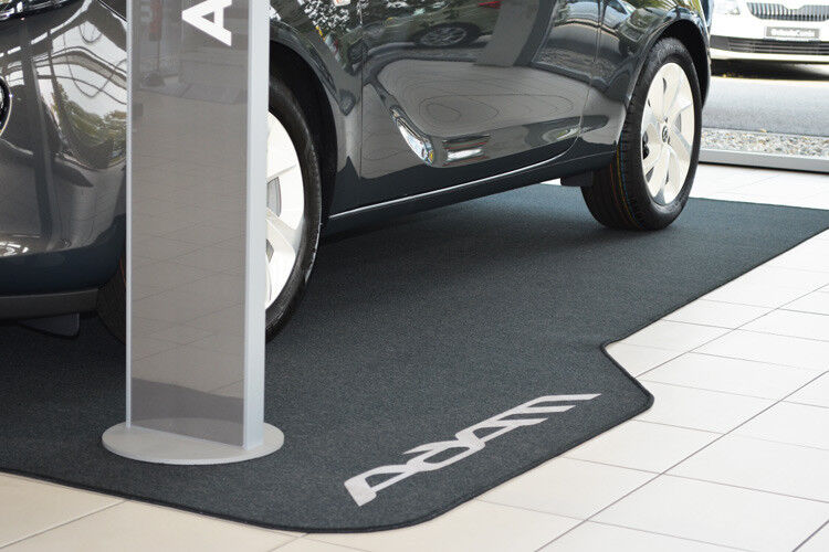 Alle Ausstellungsfahrzeuge stehen auf einem schwarzen Teppich – schön, dass hier kein Fliesenleger ran muss. (Foto: Rehberg)
