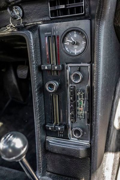 Der C111 war keineswegs ein karges Versuchsfahrzeug. Selbst an musikalische Unterhaltung hatten die Macher gedacht. Das entsprechende Radio musste aufgrund beschränkten Einbauraums allerdings hochkant montiert werden. (Mercedes-Benz Museum GmbH)