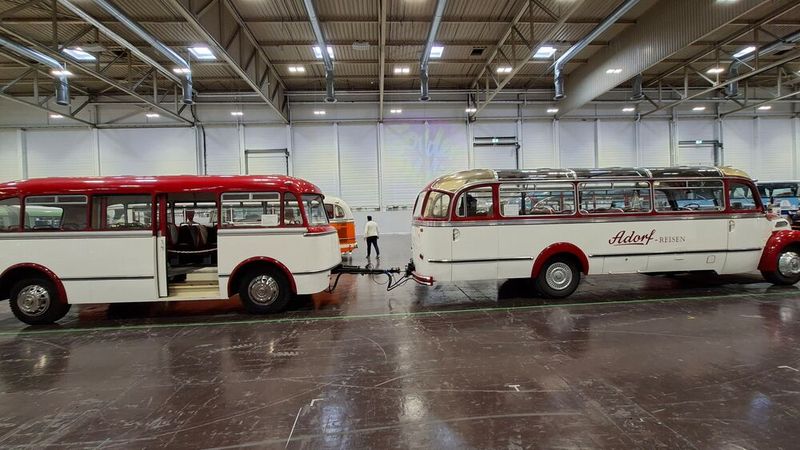 Witzige Kombination und heute unvorstellbar: In den 50er-Jahren war es besonders im Berufs- und Schülerverkehr auf dem Land, aber auch im Stadtverkehr üblich, Busse für das stark zunehmende Passagieraufkommen mit Anhängern zu versehen. Aber mitte der 60er-Jahre wurde der Personenverkehr mit Anhängern in vielen deutschen Städten wegen Sicherheitsbedenken verboten. (Bild: Dominsky – VCG)