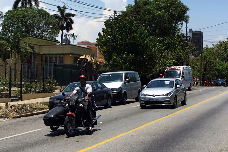 Moderne Autos sieht man auf den Straßen von Havanna nur wenige. Hier und da unterbrechen Peugeot 301, VW Käfer oder ein paar neuere Hyundai-Modelle das Bild der US-Klassiker. (press-inform)
