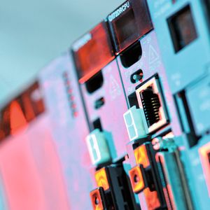Die Automatisierungsplattform iQ kombiniert alle wichtigen Bausteine der Automatisierung in einer Steuerung miteinander.