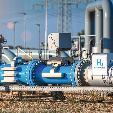 Bei der Ausweitung (oder überhaupt der Etablierung) einer Wasserstoffwirtschaft scheint es nach Ansicht der Politik durchaus Versäumnisse zu geben, die jetzt möglichst schnell aufzuholen sind. Lesen Sie ... (Bild: © AA+W - stock.adobe.com)