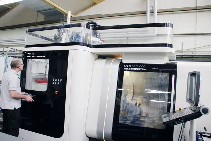 In der mechanischen Fertigung kommt ein heterogener Maschinenpark zu Einsatz, bestehend aus rund 20 CNC-Maschinen und BAZ verschiedener Hersteller für Dreh-, Fräs- und Millturn-Bearbeitungen. (Bild: Coscom Computer)