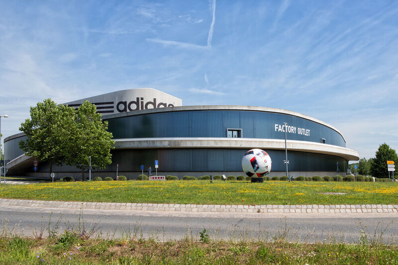 Platz 6: Adidas mit einem Gehaltsgefälle von 67 (Das Bild zeigt das Factory Outlet in Herzogenaurach) (Von Avda - Eigenes Werk, CC BY-SA 3.0, https://commons.wikimedia.org/w/index.php?curid=58127819)