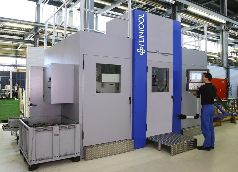 Der Gesamtprozess des Feinschneidens ist der Messeschwerpunkt bei Feintool. Dazu präsentiert das Unternehmen etwa die servohydraulische Presse vom Typ Feinspeed X-TRA 450. (Bild: Feintool)