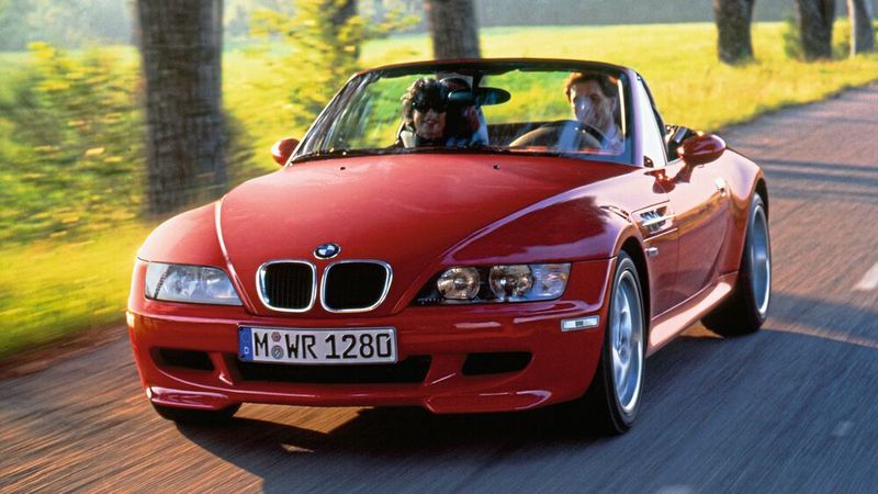 1997 war der Verkaufsbeginn des ersten M Roadsters Z3, nachdem der normale Z3 zwei Jahre zuvor erschienen war. Ihm hatten die Techniker den Motor aus dem M3 eingepflanzt. Doch statt der sonst üblichen 252 kW/343 PS leistete er nur 239 kW/325 PS, da keine ausreichend lange Auspuffanlage installiert werden konnte. (Bild: BMW AG)