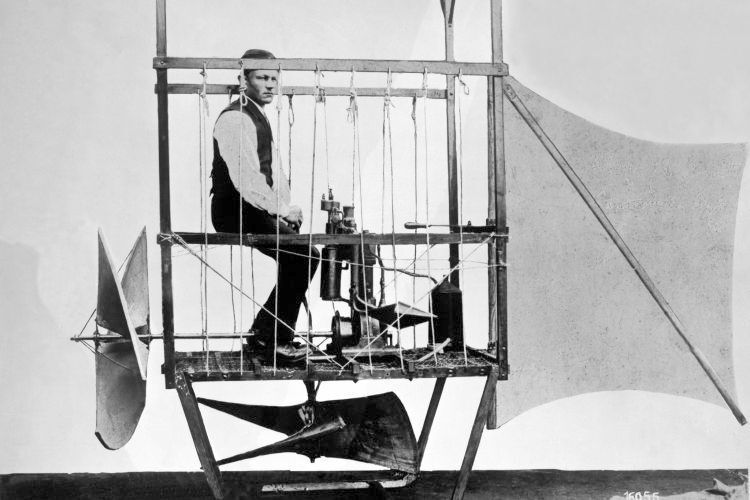 Friedrich Hermann Wölfert träumt vom Fliegen. Für sein Luftschiff sucht er nach einem leichten, kraftvollen Antrieb. Unter anderem hat er dabei Elektro- und Gasmotoren im Blick, aber keine der begutachteten Maschinen scheint geeignet. Dann nimmt Gottlieb Daimler Kontakt zu ihm auf und empfiehlt seinen zusammen mit Wilhelm Maybach entwickelten, schnelllaufenden Viertakt-Ottomotor als Kraftquelle des Luftschiffs.  (Daimler AG)