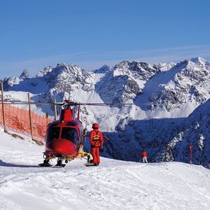In der Höhe nehmen die Isolationseigenschaften der Luft ab. Daruaf muss die Stromversorgung von Medizingeräten vorbereitet sein.