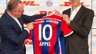 Karl-Heinz Rummenigge, Vorstandsvorsitzender des FC Bayern und Frank Appel besiegeln die neue Partnerschaft. „Wir freuen uns über diese strategische Zusammenarbeit mit einem so angesehenen Partner wie dem FC Bayern München“, erklärt Frank Appel, Vorstandsvorsitzender von Deutsche Post DHL. (Bild: DHL)