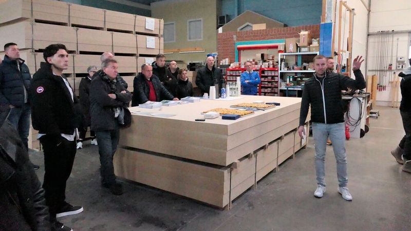 Der etwas andere Fahrzeugbau: Rick Krohn erläuterte die Besonderheiten bei der Bauwagenherstellung. (Bild: Wenz - VCG)