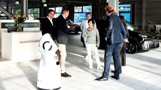 Der Düsseldorfer BYD-Betrieb des Autohauses Ulmen hat die Arbeit aufgenommen. Zum Soft-Opening brachte die deutsche BYD-Spitze Top-Managerin Stella Li mit. (Bild: Autohaus Ulmen)