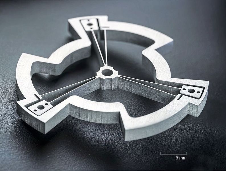 Découpe de capteur au jet d'eau chez Waterjet (Source : patrikfrei.ch)