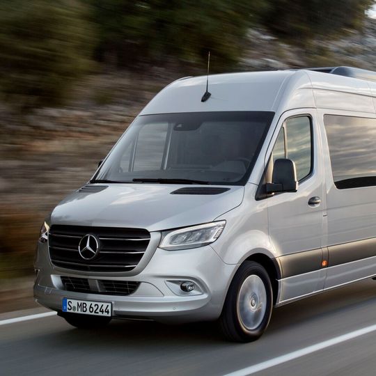 Bei 1.378 hierzulande registrierten Transportern überprüfen und reparieren die Mitarbeiter bei Bedarf die Leitungssätze an beiden Vordersitzen.(Bild:  Daimler AG)