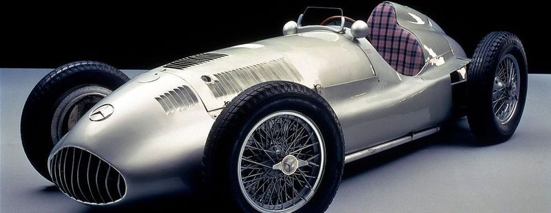 Der legendäre Silberpfeil - je nach Modell bis zu 330 km/h Spitzengeschwindigkeit - nur was für Mutige! (Mercedes-Benz Grand Prix Ltd)