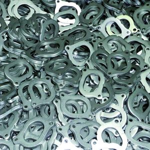 Die im Präzisionsstanzverfahren hergestellten Flansche gibt es in unterschiedlichen Größen und Materialien; sie sind in vielen bekannten Premium-Automobilen Deutschlands in Abgassystemen zu finden.