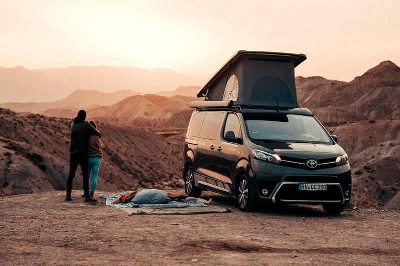 Die Firma Hymer verwandelt ihn in einen Reisemobil-Van mit Klappdach. (Bild: Hymer)