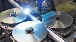 Bild 1: Der Schweißrollentisch sowie der PWS-Sensor mit Tracking System erlauben µm-genaues Laserschweißen mit hohen Positioniergenauigkeiten und Bearbeitungsgeschwindigkeiten. (Bild: Rofin)