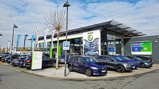 Die Tiemeyer-Gruppe in Bochum – im Bild der Skoda-Betrieb am Stammsitz – hat in ihrem Geschäft 2023 mit dem Umsatz erstmals die Milliarden-Euro-Marke geknackt. (Bild: Tiemeyer-Gruppe)