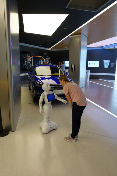 Bei Roewe begrüßt ein Roboter die Gäste. (Wehner/»kfz-betrieb«)