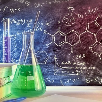 Die GDCh bringt jährlich eine Statistik zum Chemiestudium heraus. Dieser Beitrag fasst die wichtigsten Kennzahlen grafisch zusammen (Symbolbild).  (Bild: ©Davizro Photography - stock.adobe.com)