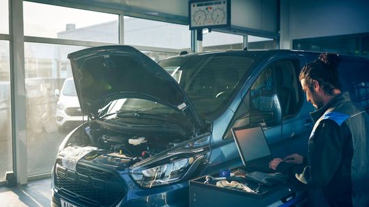 Für Gewerbekunden sind Ausfallzeiten von Fahrzeugen schwierig. Mit Ford Liive will der Hersteller einen großen Schritt Richtung unterbrechungsfreier Betriebszeit machen.(Bild:  Ford)