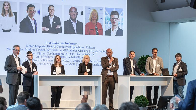 Welche Chancen und Risiken bergen die unterschiedlichen Vertriebssysteme: Darüber diskutierten ZDK-Geschäftsführerin Antje Woltermann und Vertreter von Herstellern und Importeuren auf den Automotive Business Days. Welche Chancen und Risiken bergen die unterschiedlichen Vertriebssysteme: Darüber diskutierten ZDK-Geschäftsführerin Antje Woltermann und Vertreter von Herstellern und Importeuren auf den Automotive Business Days.