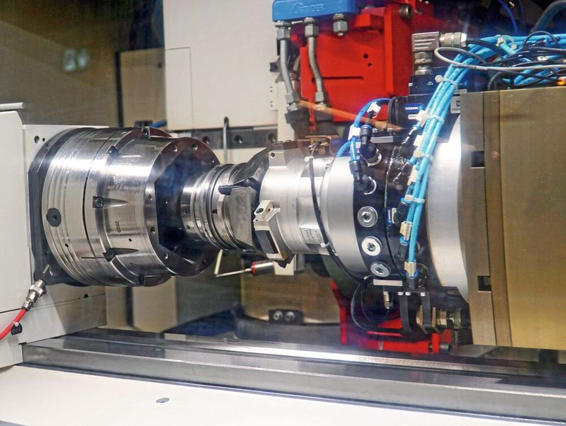 Der Spannkopf mit Anschlag wird automatisiert in das Spannfutter Toplus AC 100 mit Axzug eingewechselt. (Bild:  Hainbuch)