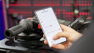 Vernetzte Werkzeuge von Würth lassen sich per App auf unterschiedliche Anforderungen einstellen, etwa auf das Bohren von Auminium oder Stahl. (Bild: Würth)