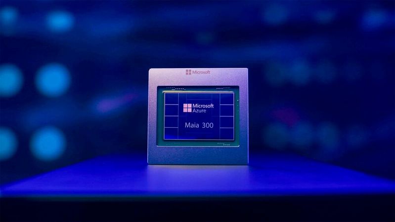 Der neue KI-Chip Maia 300 soll künftig eine zentrale Rolle beim Betrieb der KI-Dienste von Microsoft spielen.(Bild:  Microsoft)