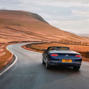 Aktives Fahrwerk, Allradlenkung, Wankstabilisierung – und innerhalb von 19 Sekunden ist das Dach auf oder zu.(Bild:  Bentley)