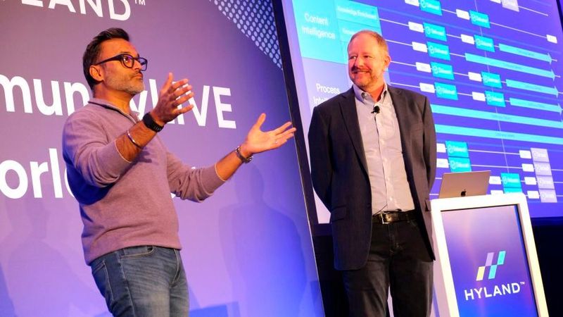 „Von Content Management zu Content Innovation“ – Hyland-CEO Jitesh S. Ghai (l.) und Chief Product Officer Michael Campbell skizzieren in München ihre KI-getriebene Zukunftsstrategie.(Bild:  Hyland)